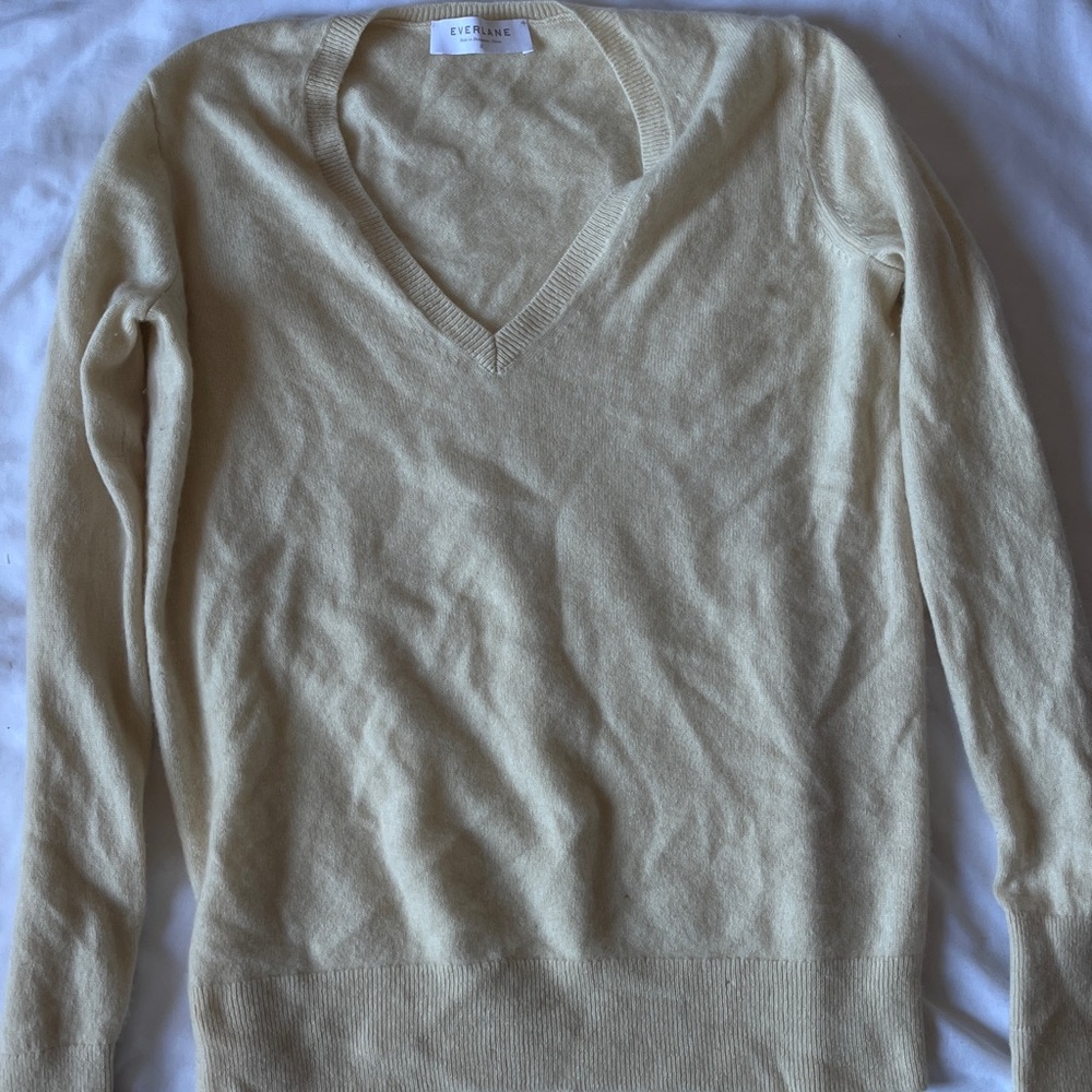 Everlane Women's Cream V-Neck Cashmere Sweater